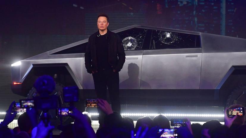 Elon Musk khá bối rối và buộc phải đứng giới thiệu tất cả các tính năng ưu việc của Cybertruck trước hình ảnh chiếc xe “vỡ kính”. Ảnh: The Drive