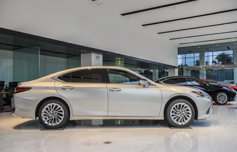 Lexus ES 2021 chính thức được giới thiệu đến thị trường Việt Nam từ tháng 11, bổ sung hệ thống phanh an toàn khi đỗ xe PKSB, Camera 360 và giá bán không đổi.