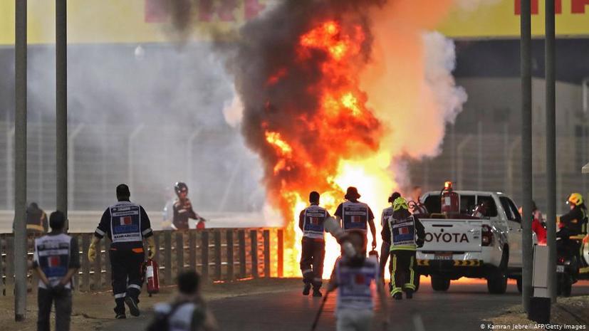 Chiếc xe của tay đua Romain Grosjean va mạnh vào phần chắn barie, vỡ làm đôi và bốc cháy dữ dội ngay trong vòng đua đầu tiên của Giải đua xe công thức 1 tại Bahrain Grand Prix vào Chủ nhật.