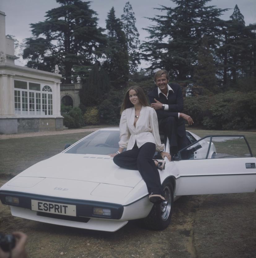Hai diễn viên Barbara Bach và Roger Moore, trong bộ phim James Bond “The Spy Who Loved Me,” ngồi trên chiếc Lotus Esprit 1976