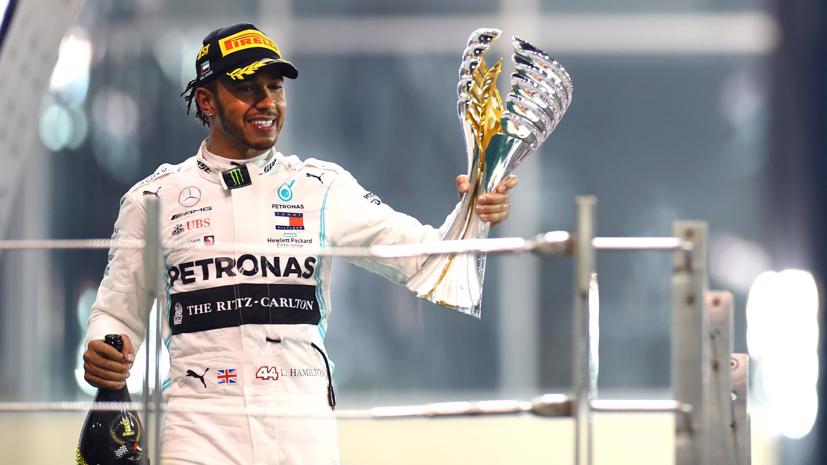 Lewis Hamilton đã về nhất, bước lên bục podium cùng với tay đua về thứ hai là Max Verstappen của đội Red Bull Racing và Charles Leclerc của Ferrari về thứ ba. Ảnh: Formula 1