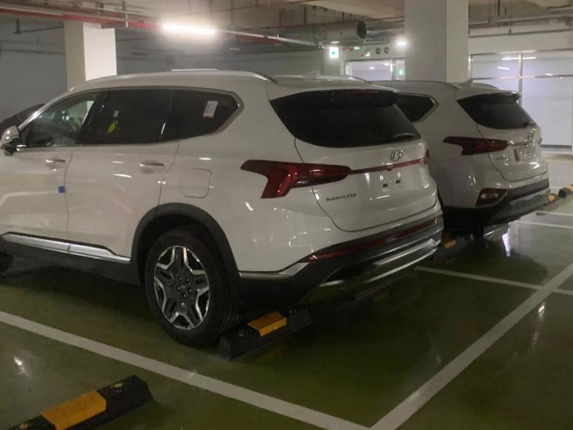 Hình ảnh mẫu xe được cho là Hyundai Santa Fe 2021 tại một hầm để xe ở Hà Nội