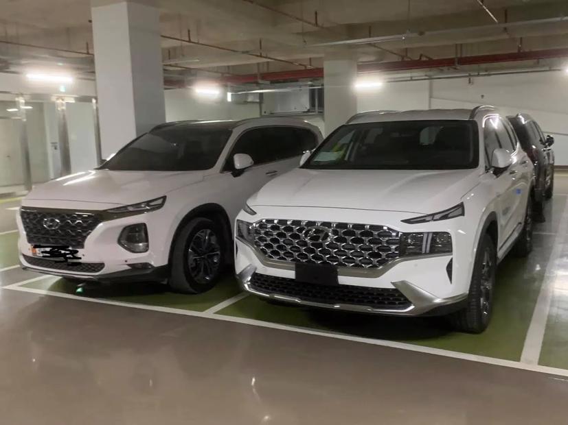 Hình ảnh mẫu xe được cho là Hyundai Santa Fe 2021 tại một hầm để xe ở Hà Nội