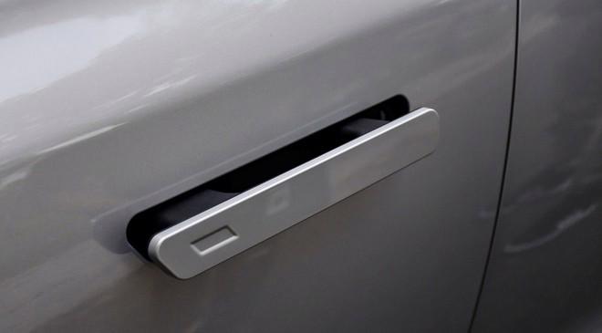 Tay nắm cửa thụt thò bằng điện kiểu Range Rover chưa đảm bảo được độ bền, có khả năng gây bất tiện nếu xảy ra sự cố về sau