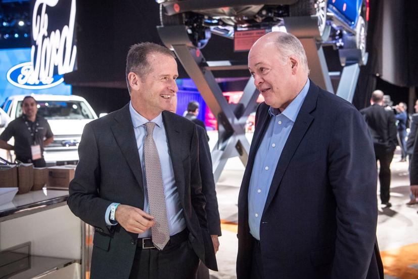 Jim Hackett (phải), CEO của Ford, và Herbert Diess, CEO của VW, tại triển lãm ô tô Detroit tháng 1 năm ngoái.