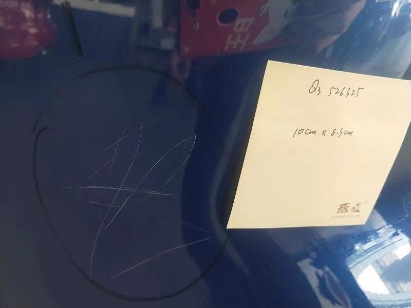 Hình ảnh em bé vẽ trên một trong những chiếc Audi ở đại lý. Ảnh: Weibo