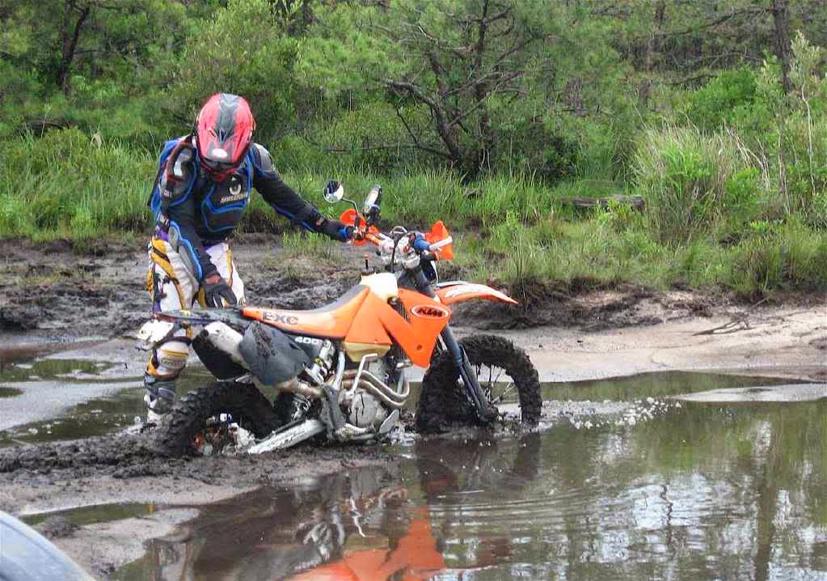 Những bức ảnh “dở kh&#243;c dở cười” về xe m&#225;y - Ảnh 6