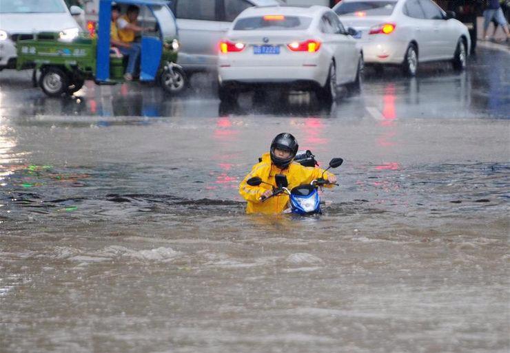 Và đây là hình ảnh người và xe máy bị kẹt trên đường phố ngập  nước sau cơn mưa xối xả ở tỉnh Giang Tây, Trung Quốc và cuối năm 2016