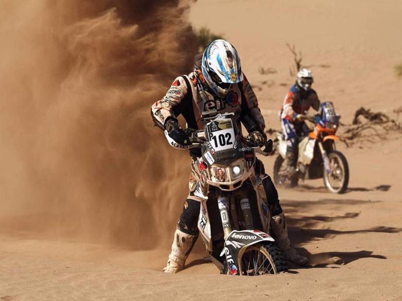 Không đi nổi trên bãi cát