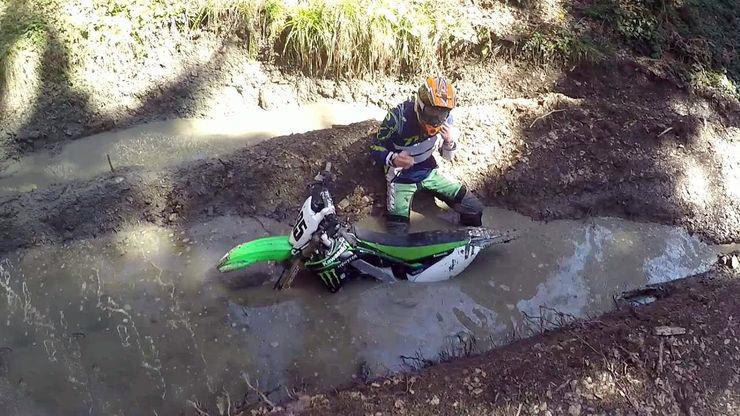 Không hiểu sao chiếc xe có thể đi trong địa hình này