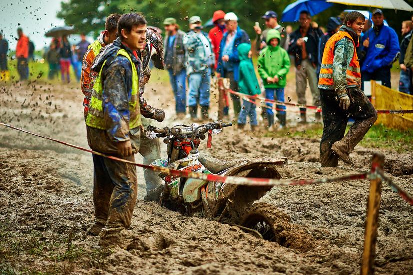 Những bức ảnh “dở kh&#243;c dở cười” về xe m&#225;y - Ảnh 5