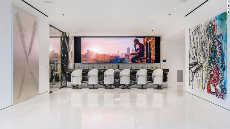 Khu vực sảnh tiếp khách, ngay bên cạnh không gian trưng bày ô tô