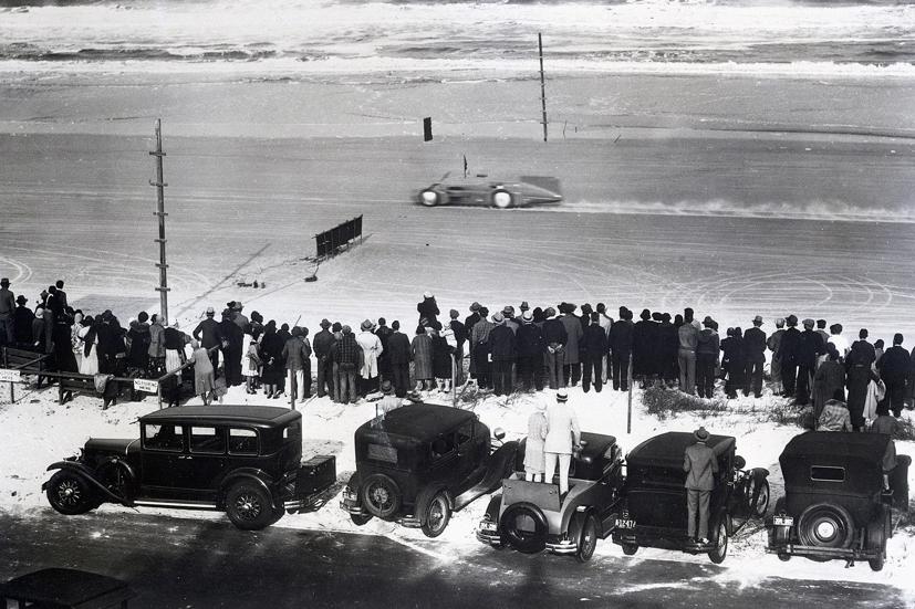 Mọi người đang xem Sir Malcolm Campbell dần giảm tốc sau khi đạt 245,733 mph (395km/h) trên bãi cát của biển Daytona Beach, Florida năm 1931. Ảnh: The Drive