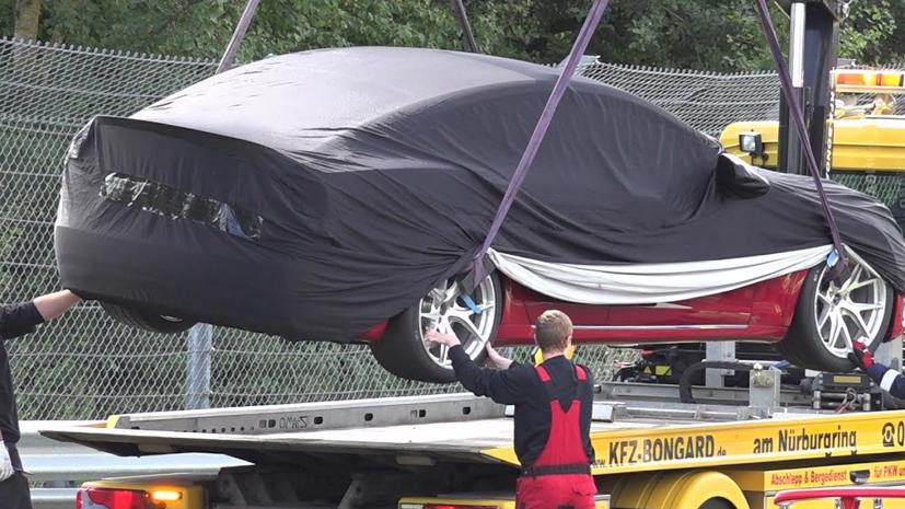 Những chiếc xe được che chắn kỹ càng để tránh ống kính của các tay săn ảnh. Ảnh: Jalopnik