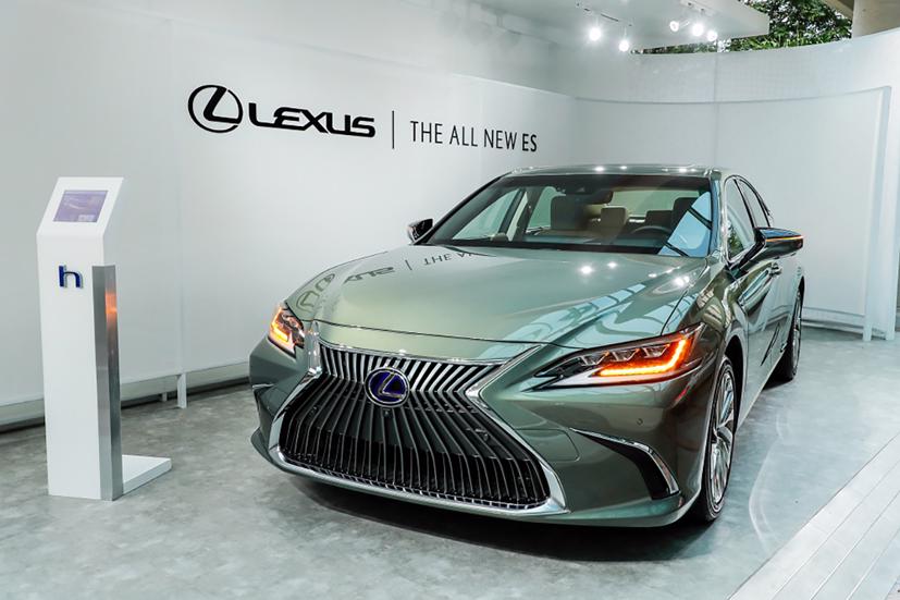 Ngoại thất phiên bản ES300h.