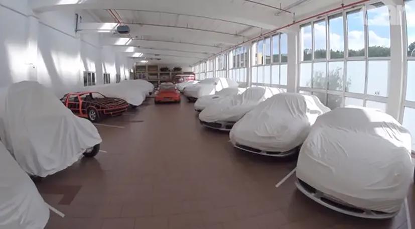 B&#234;n trong “nh&#224; kho b&#237; mật” chứa đầy si&#234;u xe của Porsche - Ảnh 4