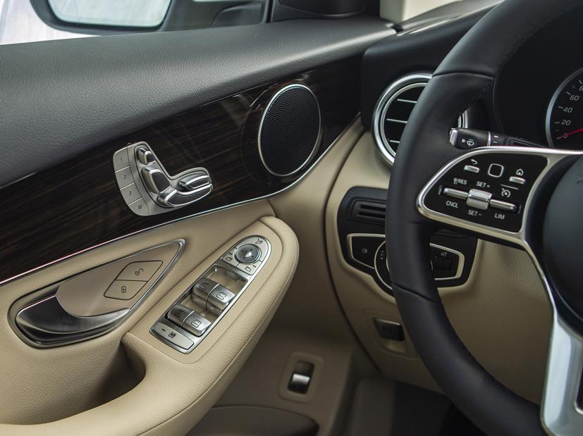 Cận cảnh Mercedes GLC 200 v&#224; GLC 200 4Matic mới 2020 - Ảnh 9