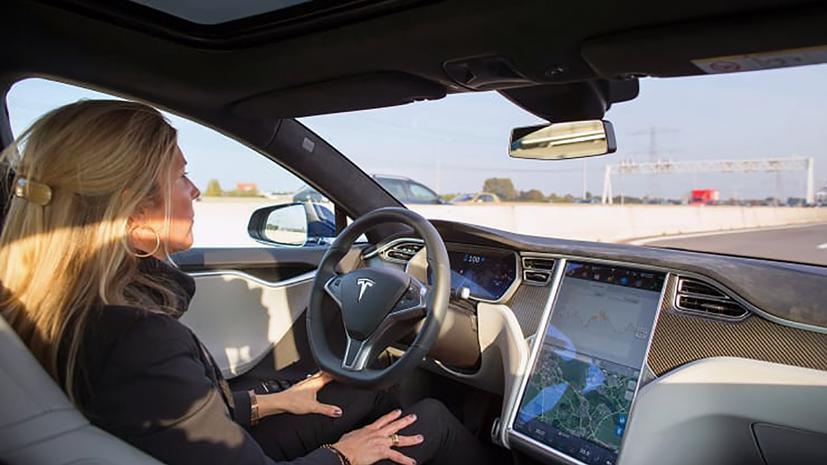 Một nhân viên Tesla lái một xe Model S có trang bị hệ thống Autopilot trên đường cao tốc - Ảnh: Bloomberg.
