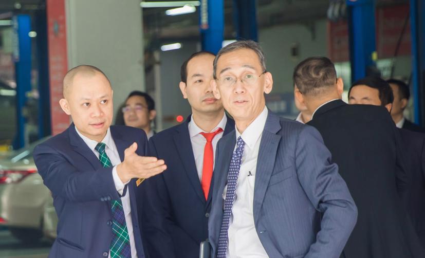 Ông Hiroyuki Ueda trong một buổi làm việc tại đại lý Toyota Hà Đông trước khi nhận chức mới tại Toyota Việt Nam.