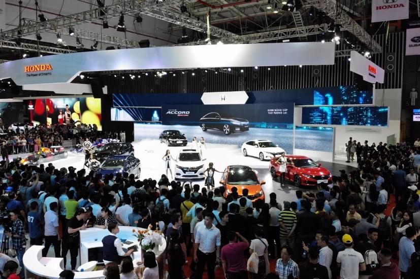 Nhờ chính sách ưu đãi 50% lệ phí trước bạ đối với xe ô tô sản xuất, lắp ráp trong nước, sản lượng của những xe này trong tháng 11 đã đạt 23.509 xe, tăng 15% so với tháng trước. Ảnh triễn lãm ô tô Việt Nam năm 2019