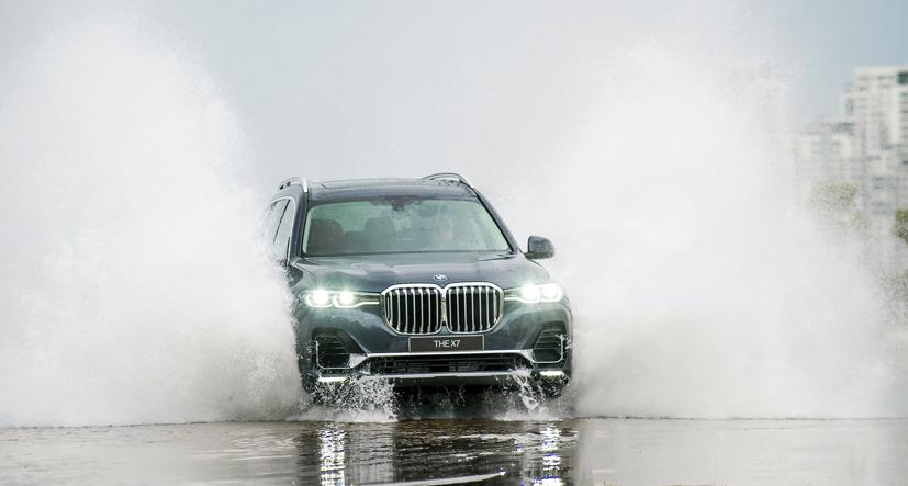 Thiết kế hầm hố và cơ bắp của BMW X7.