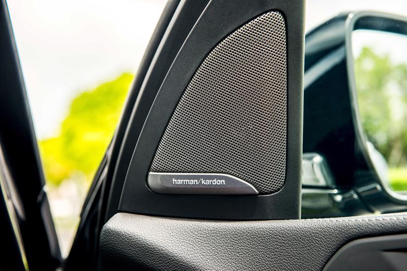 Xe trang bị hệ thống âm thanh vòm Harman Kardon tiêu chuẩn, 16 loa.