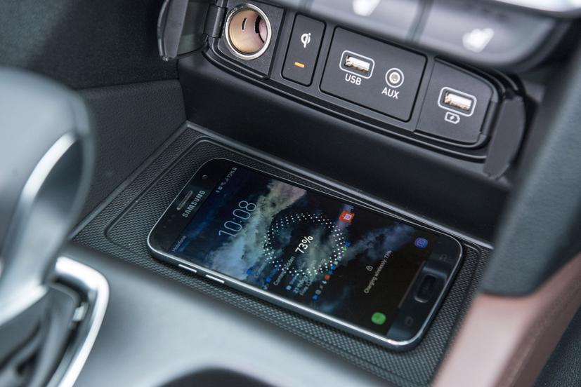 Xe trang bị chức năng sạc không dây chuẩn Qi.