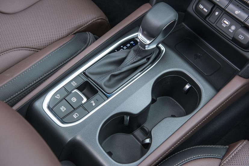 Hộp số 8 cấp mới cho khả năng chuyển cấp số mượt mà.