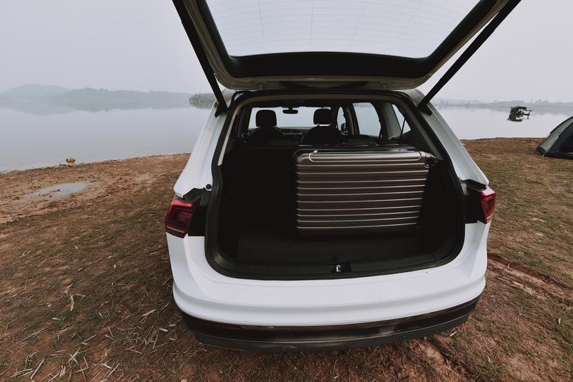 Khoang chứa đồ rộng rãi khi gập hàng ghế thứ 3.