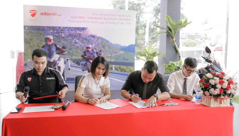 Đại diện Adayroi ký hợp tác phân phối với Ducati Việt Nam.