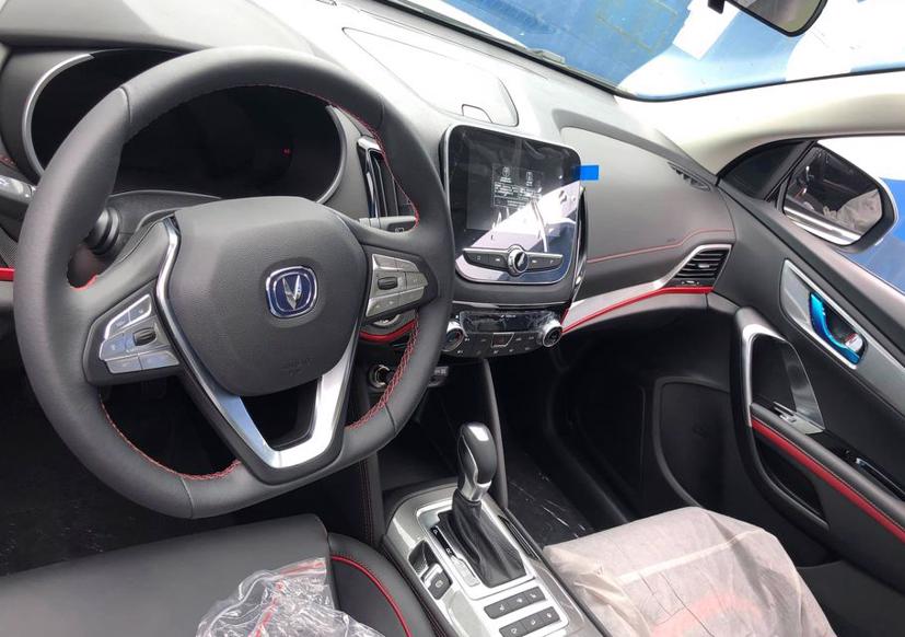 Thiết kế nội thất không quá màu mè như nhiều mẫu ô tô Trung Quốc khác - Ảnh: OF.