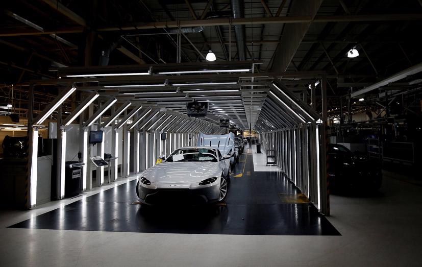 Dây chuyền sản xuất xe Aston Martin trong nhà máy ở Gaydon, Anh - Ảnh: Reuters.
