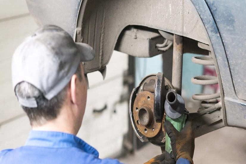 Thường xuyên rà phanh khi chạy sẽ khiến cho hệ thống phanh nhanh mòn hơn thông thường. Ảnh: mayiclaim.co.uk.