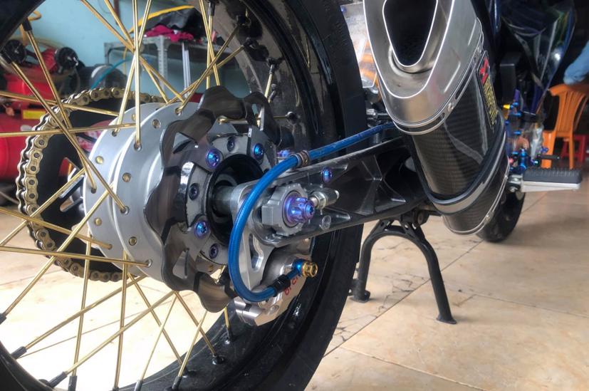 Phuộc xe cũng đã được thay thế từ nhà sản xuất khác. (Ảnh: VVT)