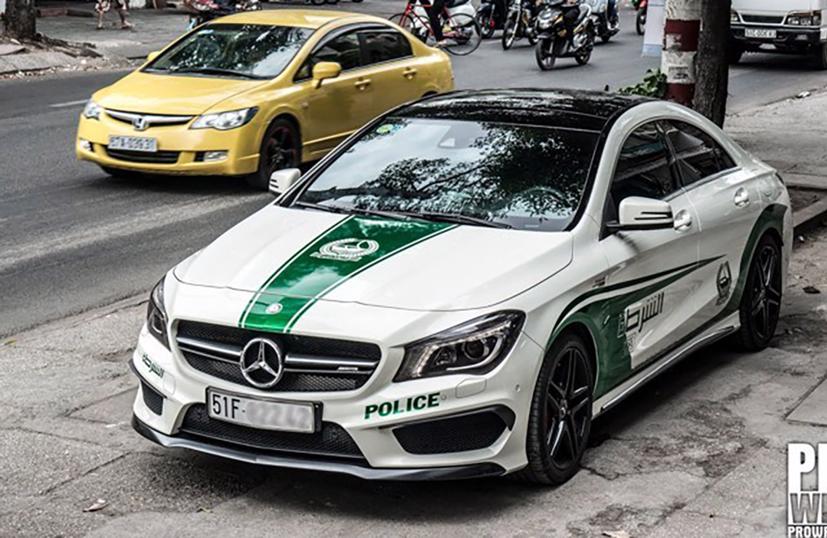 Chiếc xe ô tô gắn logo cảnh sát  Dubai xuất hiện trên đường phố ở TP.HCM