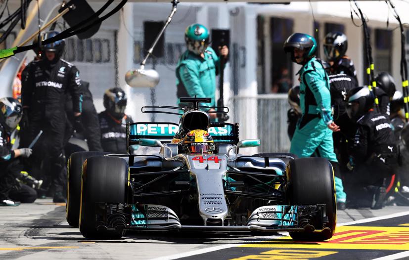 Chiến thuật vào pit hai lần mang lại chiến thắng cho Mercedes và Hamilton. Ảnh: F1.