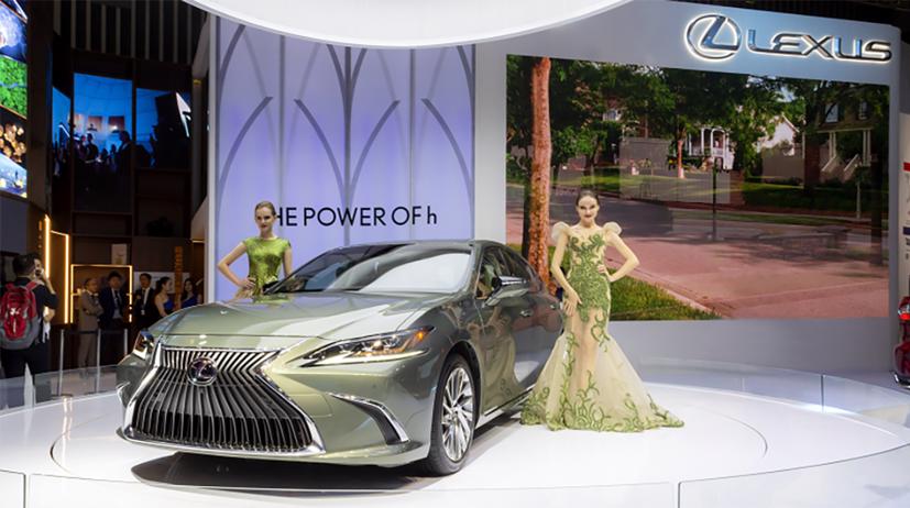 Mẫu sedan cỡ D hạng sang Lexus LS500 tại triển lãm Vietnam Motor Show 2018.