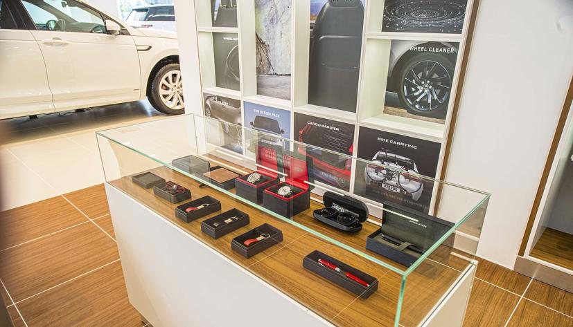 Kh&#244;ng gian sang chảnh của showroom Jaguar Land Rover mới tại H&#224; Nội - Ảnh 6