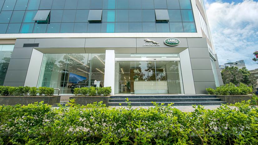 Kh&#244;ng gian sang chảnh của showroom Jaguar Land Rover mới tại H&#224; Nội - Ảnh 2
