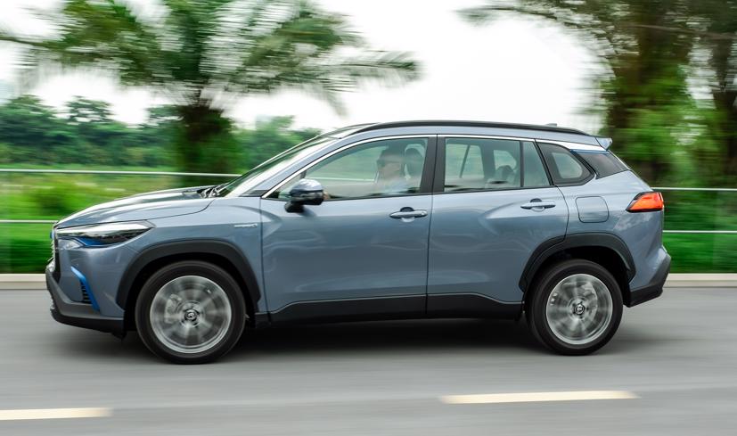 Cùng với Kia Seltos, tân binh Toyota Corolla Cross đang "đốt nóng" phân khúc xe gầm cao đô thị.