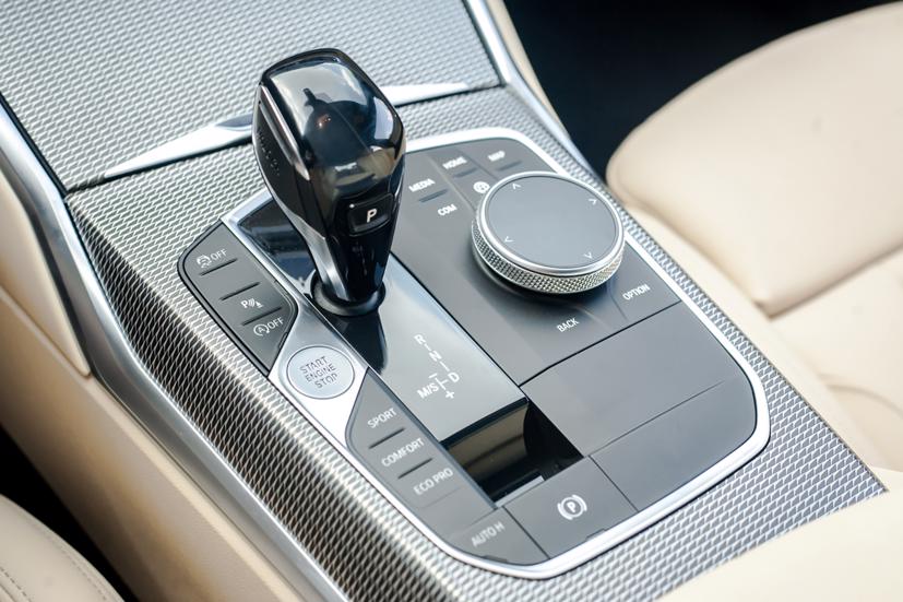 BMW 330i M-Sport về Việt Nam, gi&#225; gần 2,4 tỷ đồng - Ảnh 2