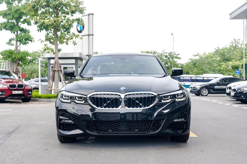 BMW 330i M-Sport về Việt Nam, gi&#225; gần 2,4 tỷ đồng - Ảnh 1