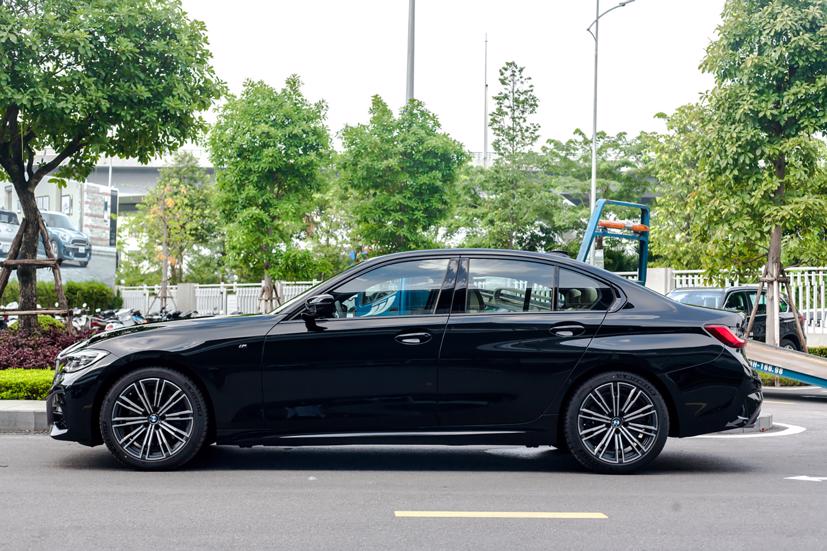 BMW 330i M-Sport về Việt Nam, gi&#225; gần 2,4 tỷ đồng - Ảnh 3
