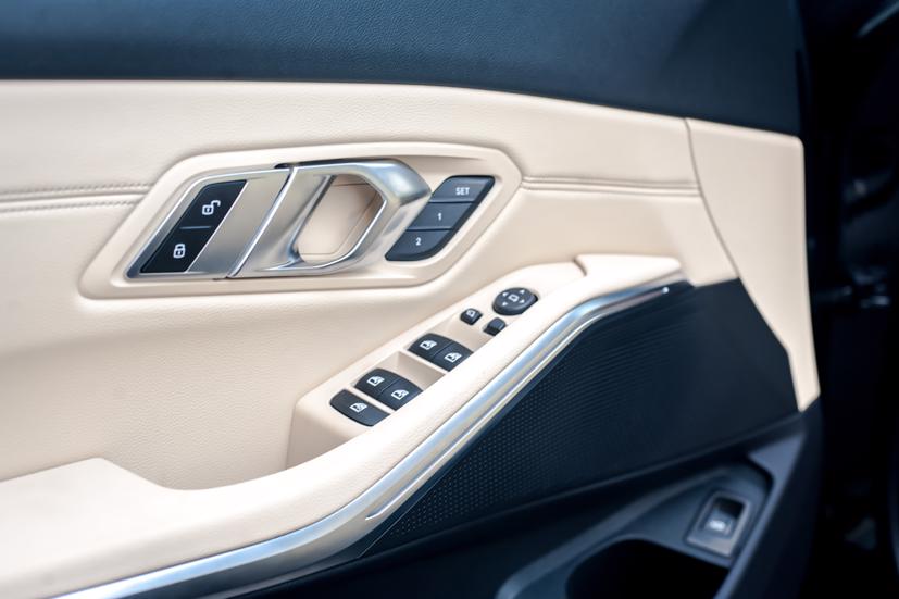 BMW 330i M-Sport về Việt Nam, gi&#225; gần 2,4 tỷ đồng - Ảnh 7