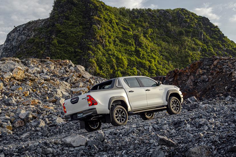 Toyota Hilux 2020 – C&#250; bứt tốc ngoạn mục của “vua” n&#250;i rừng - Ảnh 4