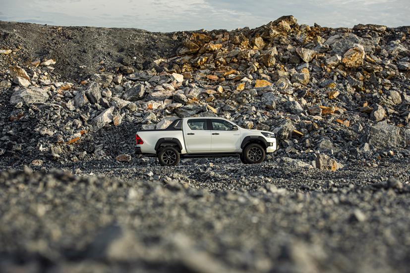 Toyota Hilux 2020 – C&#250; bứt tốc ngoạn mục của “vua” n&#250;i rừng - Ảnh 22