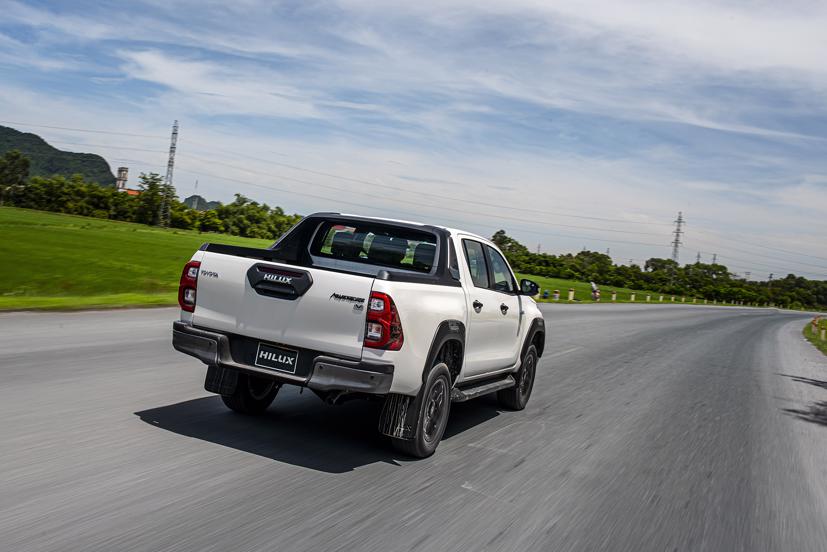 Toyota Hilux 2020 – C&#250; bứt tốc ngoạn mục của “vua” n&#250;i rừng - Ảnh 23