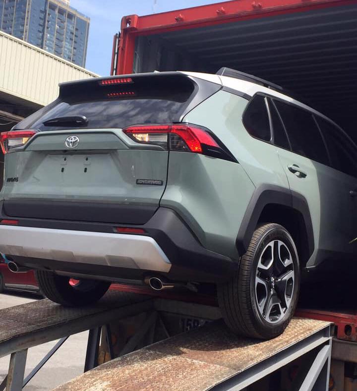 Toyota RAV4 2019 mới vừa được nhập khẩu về Việt Nam qua một đại lý tư nhân. Ảnh: FB Tuân Xe Nhập
