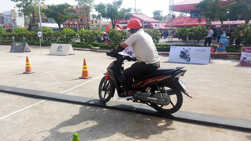 Hoạt động lái xe an toàn.