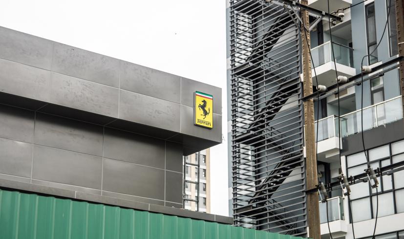 Showroom Ferrari nằm ngay cạnh một số showroom siêu xe khác như Bentley, Lamborghini và Aston Martin.